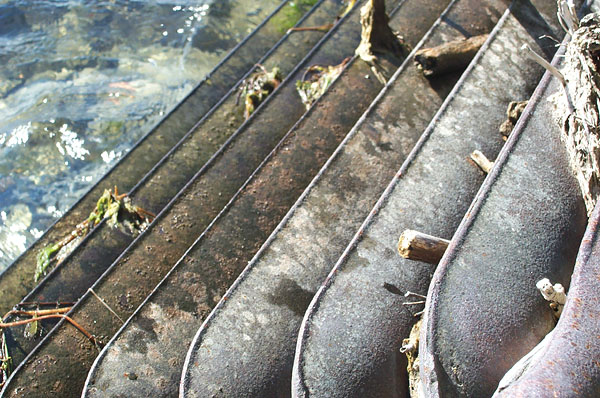 Folks used to throw old radiators or tractor tires to the bottom and then tie off their boats to them.